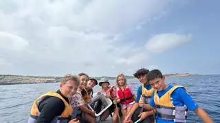 Setenta alumnos de Es Nàutic salen a 'pescar' basura en la bahía de Portmany