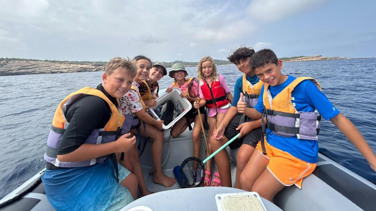 Los alumnos de los cursos de verano de Es Nàutic salen a 'pescar' basura en la bahía de Portmany.