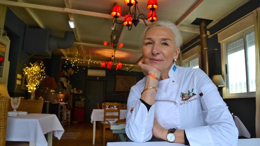 Teresa Camacho, en el comedor de su establecimiento, en Anieves (Oviedo)