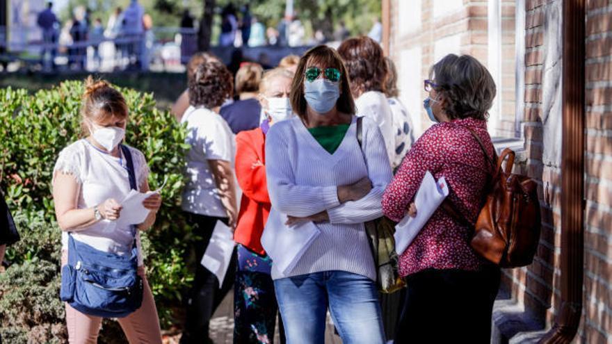 Miles de profesores hacen cola en Madrid para hacerse los test rápidos