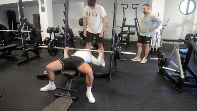 Varios jóvenes se atrevieron a probar ayer los diferentes aparatos del gimnasio de A Illa.