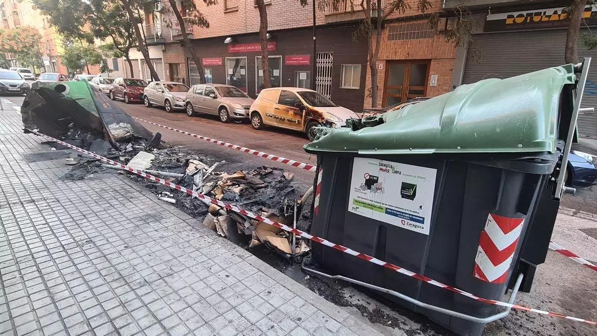 Imagen de archivo de unos contenedores quemados en Zaragoza