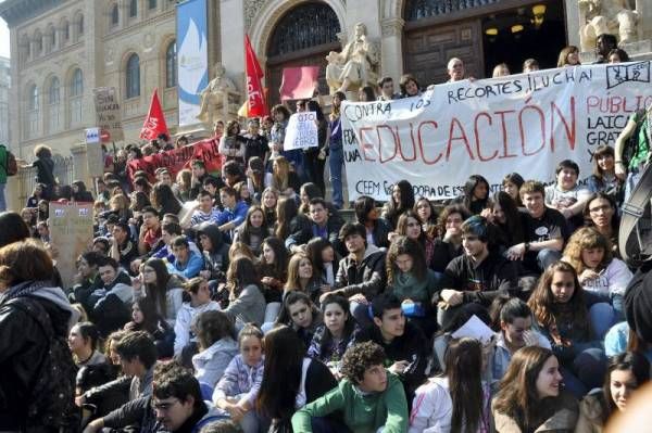 Imágenes de la jornada de huelga estudiantil en Zaragoza