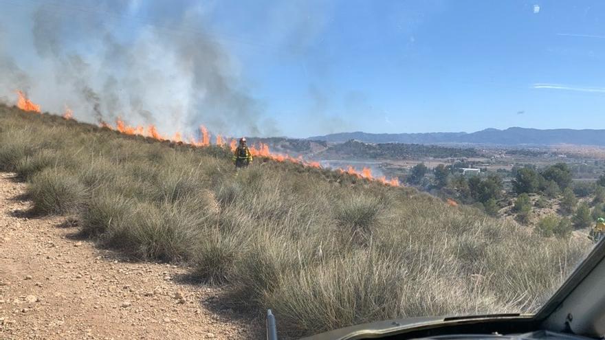 Los Bomberos de Murcia ya controlan el incendio forestal en Javalí Nuevo