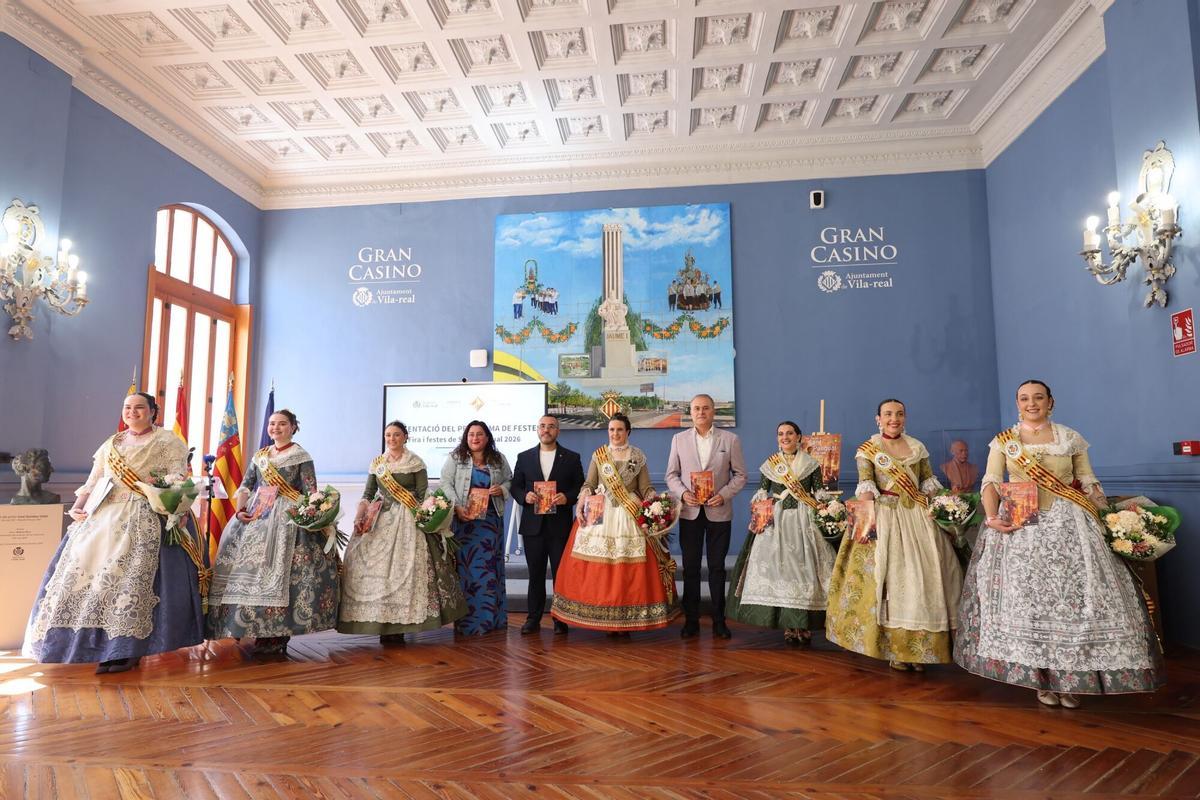 12/05/2026. VILA-REAL. En el Gran Casino, presentación del llibret de las fiestas de Sant Pasqual. Fotos variadas del acto, de la reina y las festeras ojeando el programa, etc.
