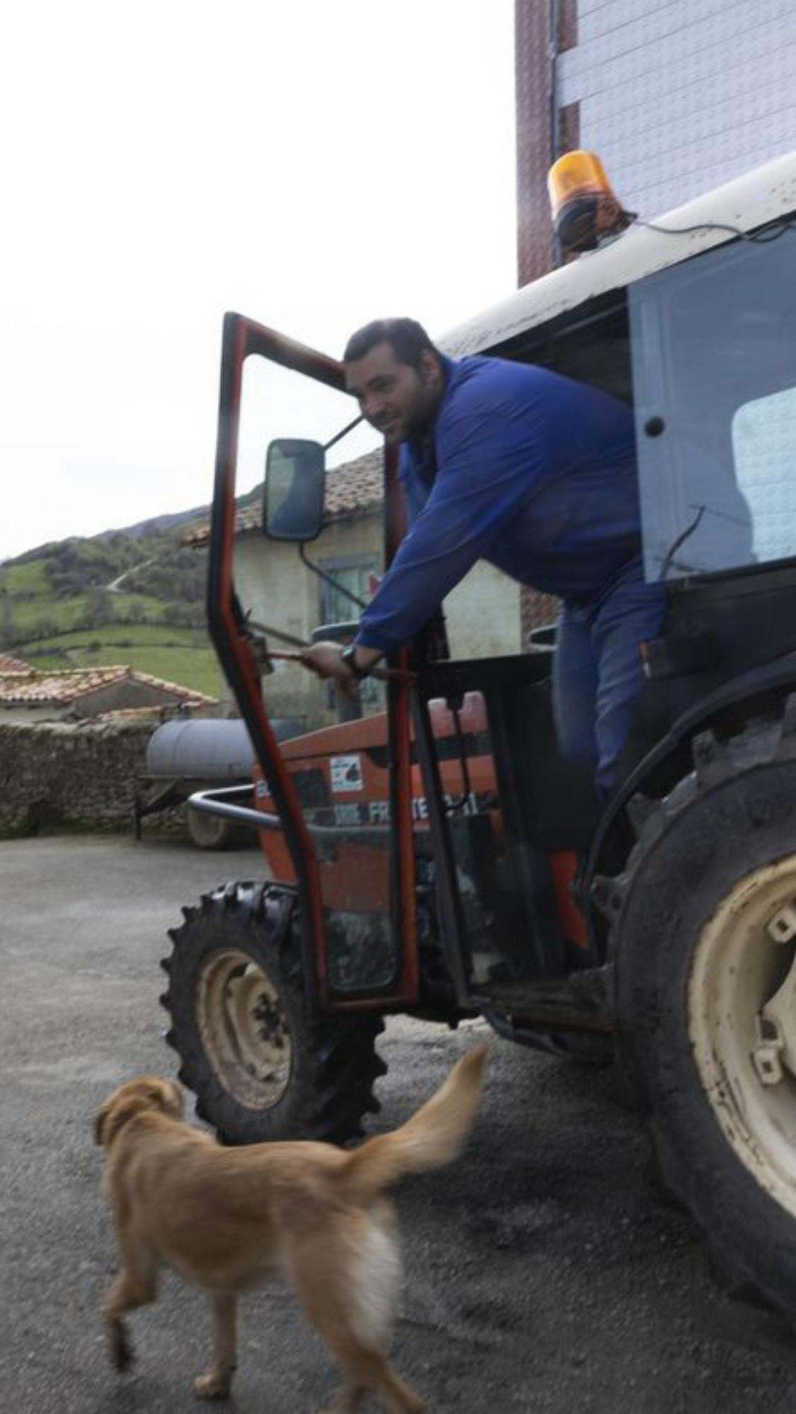 Fernando Caso, bajando del tractor.