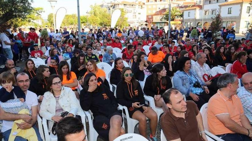 Numeroso público siguió la presentación de los equipos. // Muñiz