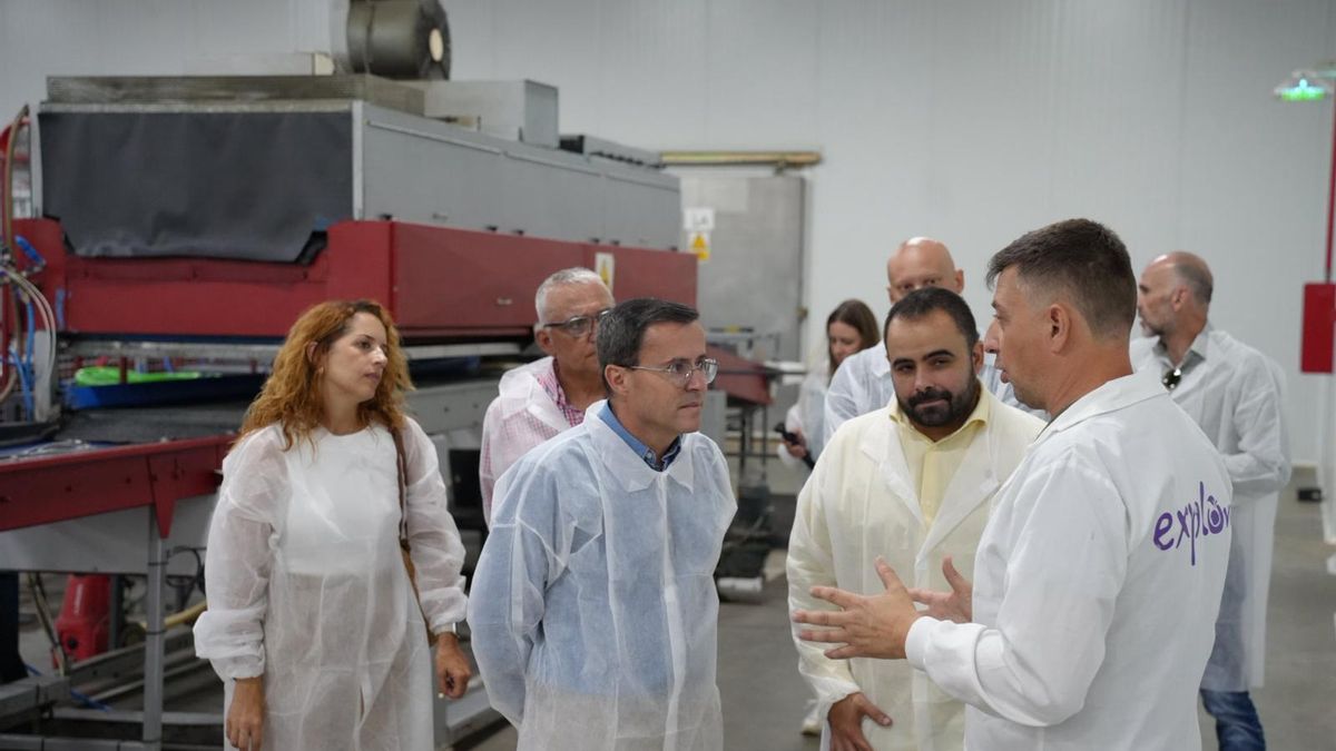 El líder del PSOE, Miguel Ángel Gallardo, denuncia desde Valdelacalzada el "hachazo" de la derecha europea a la nueva PAC.