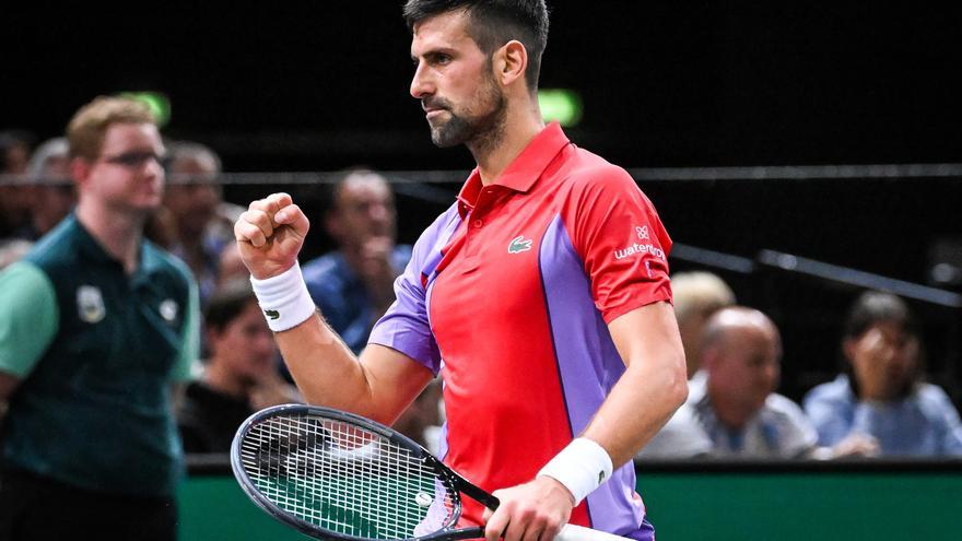 Djokovic da emoción a su pase a cuartos en París-Bercy