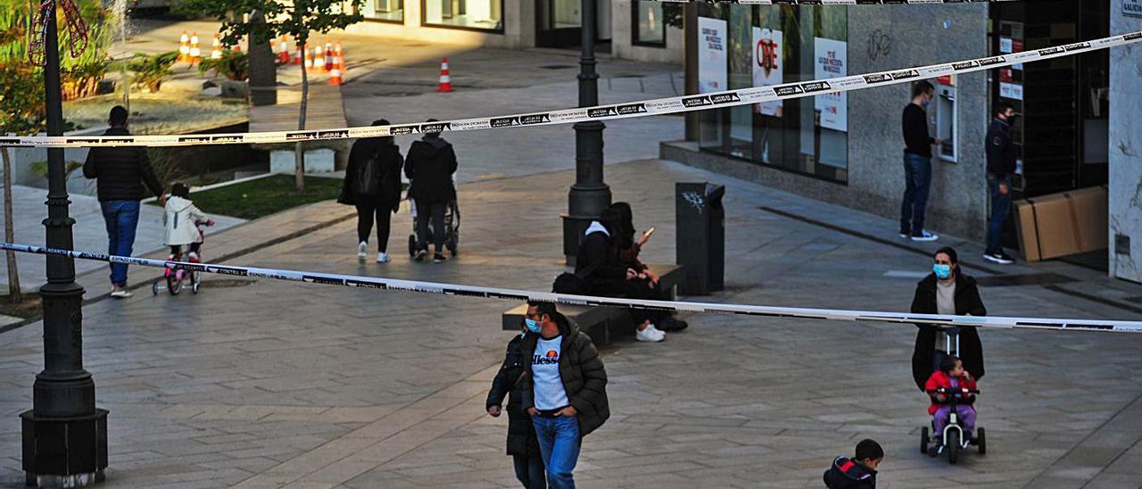 Vilagarcía volvió a colocar este año cintas en la Plaza de Galicia contra la violencia machista. |   // I. ABELLA