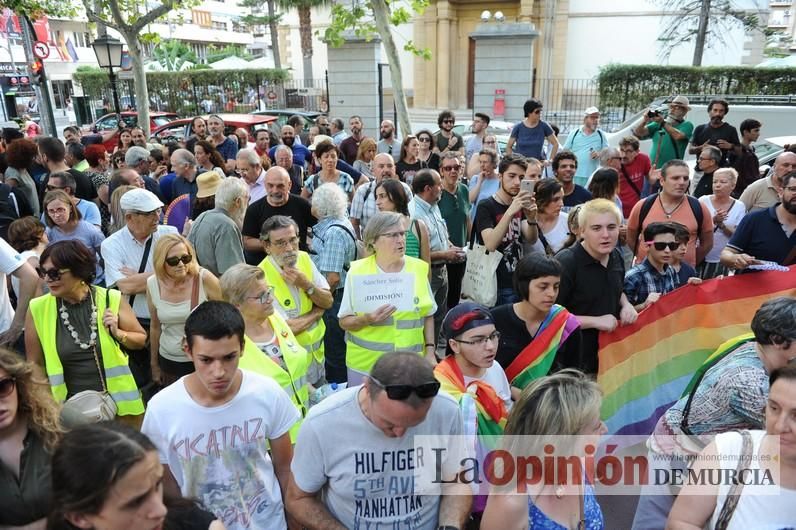 Concentración LGTBI en protesta por la manifestación neonazi del sábado