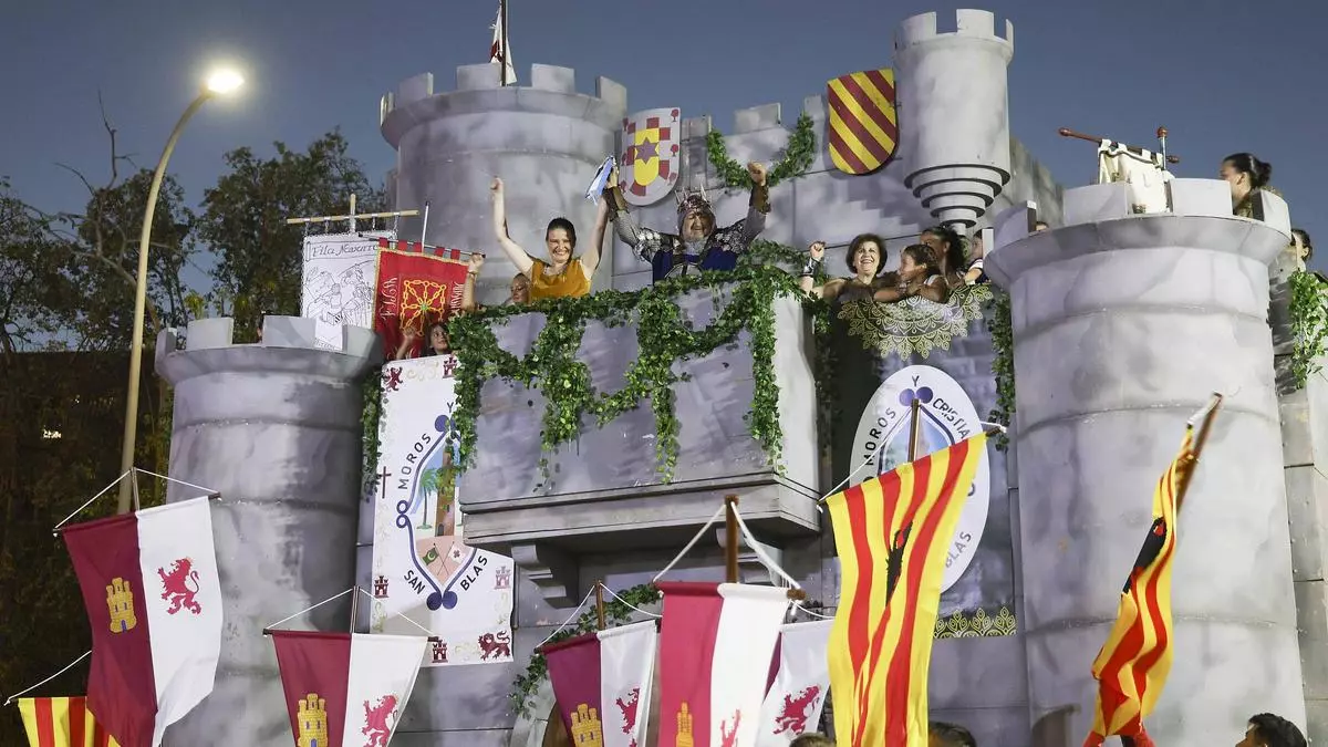 Moros y Cristianos de San Blas de Alicante: más de 200 kilos de pólvora en las embajadas de cierre de fiesta
