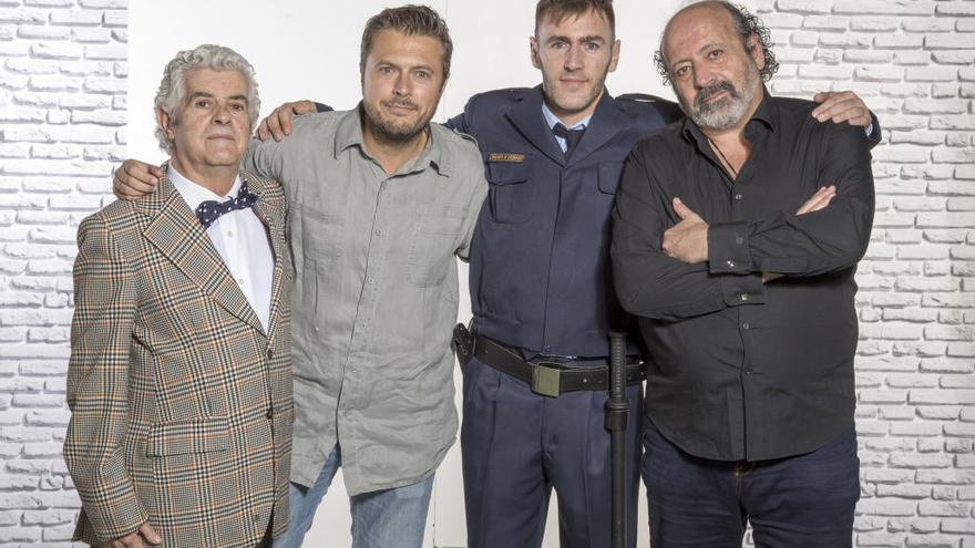 Tirso Calero, segundo por la izquierda, junto a los actores de la obra