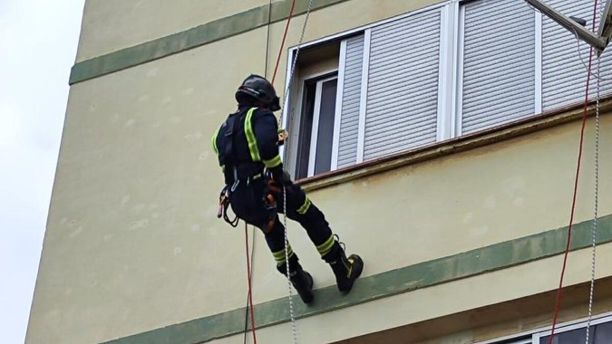 Un efectivo de bomberos de Tenerife durante una intervención en Santa María del Mar.