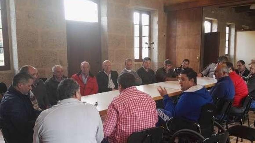 Asistentes a la reunión en la antigua casa escuela de Basadroa.