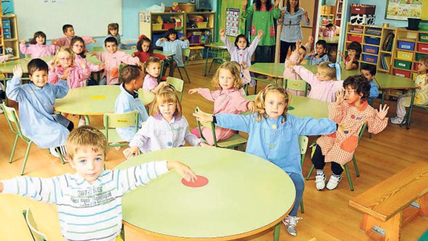 Alumnos del colegio de Beluso, que el lunes tendrá el segundo comedor escolar del municipio.  // G.N.