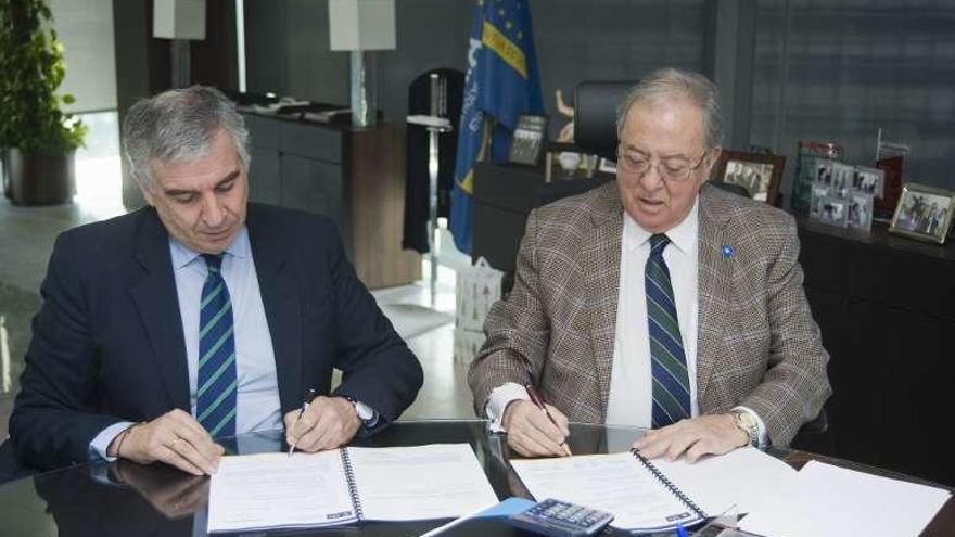 Luis Núñez y Diego Murillo durante la firma del convenio. // FdV