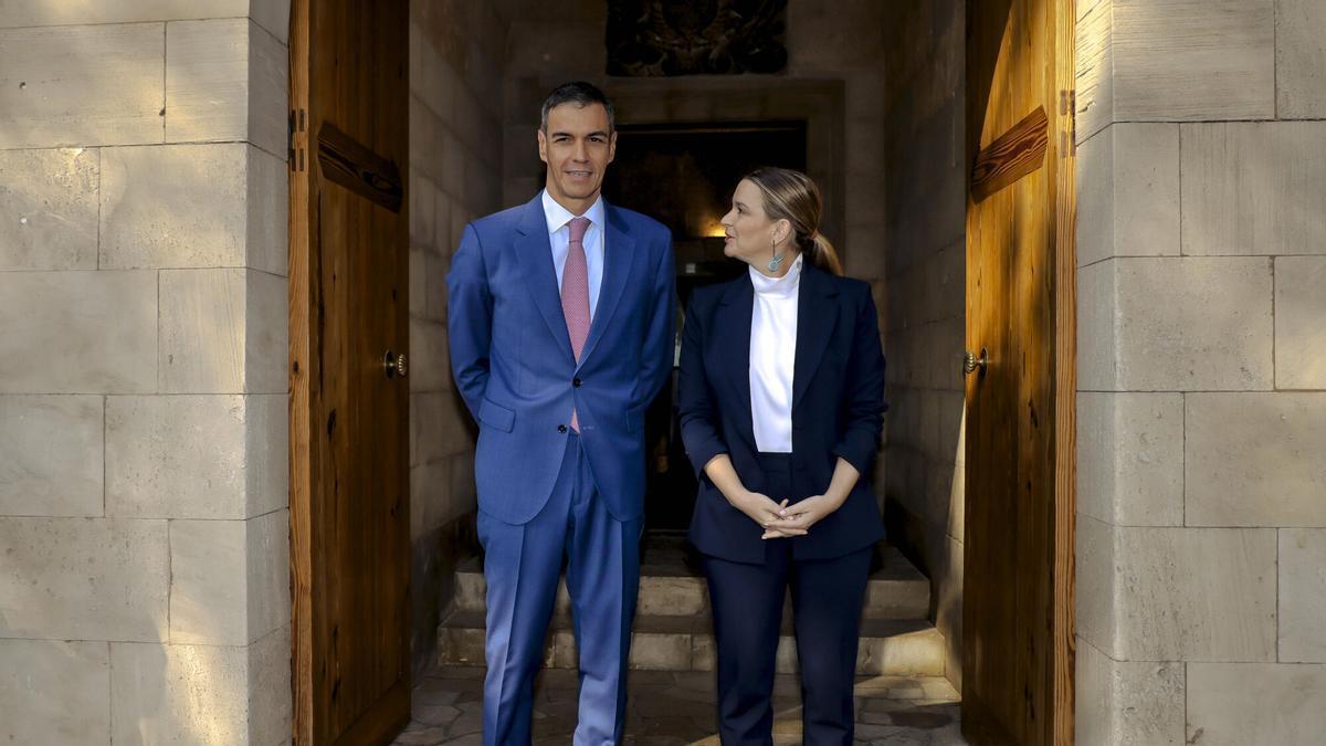 El presidente Pedro Sánchez posando con Marga Prohens en la entrada al Consolta de Mar.