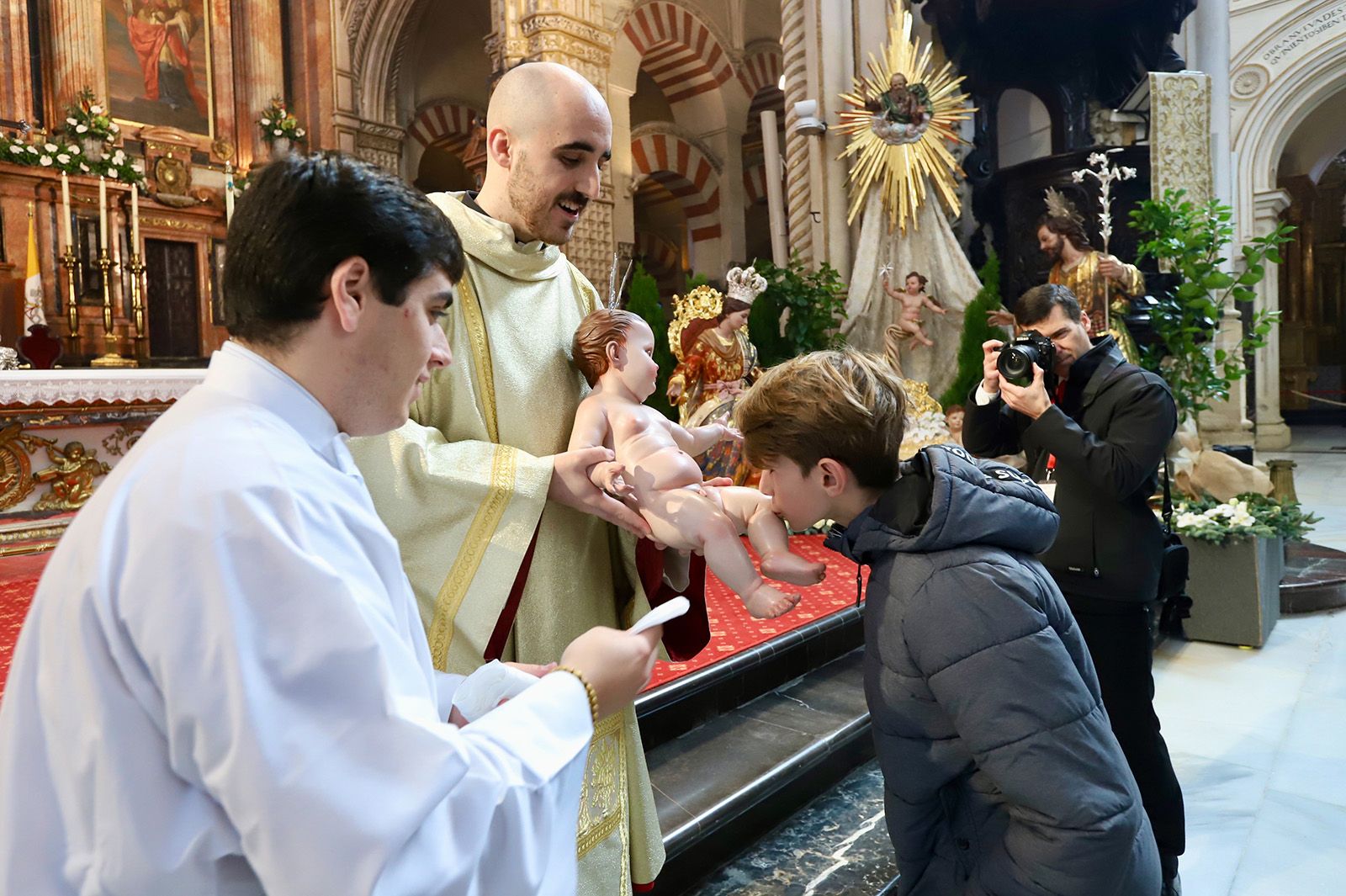 El obispo de Córdoba pide por la paz en la misa de la Navidad
