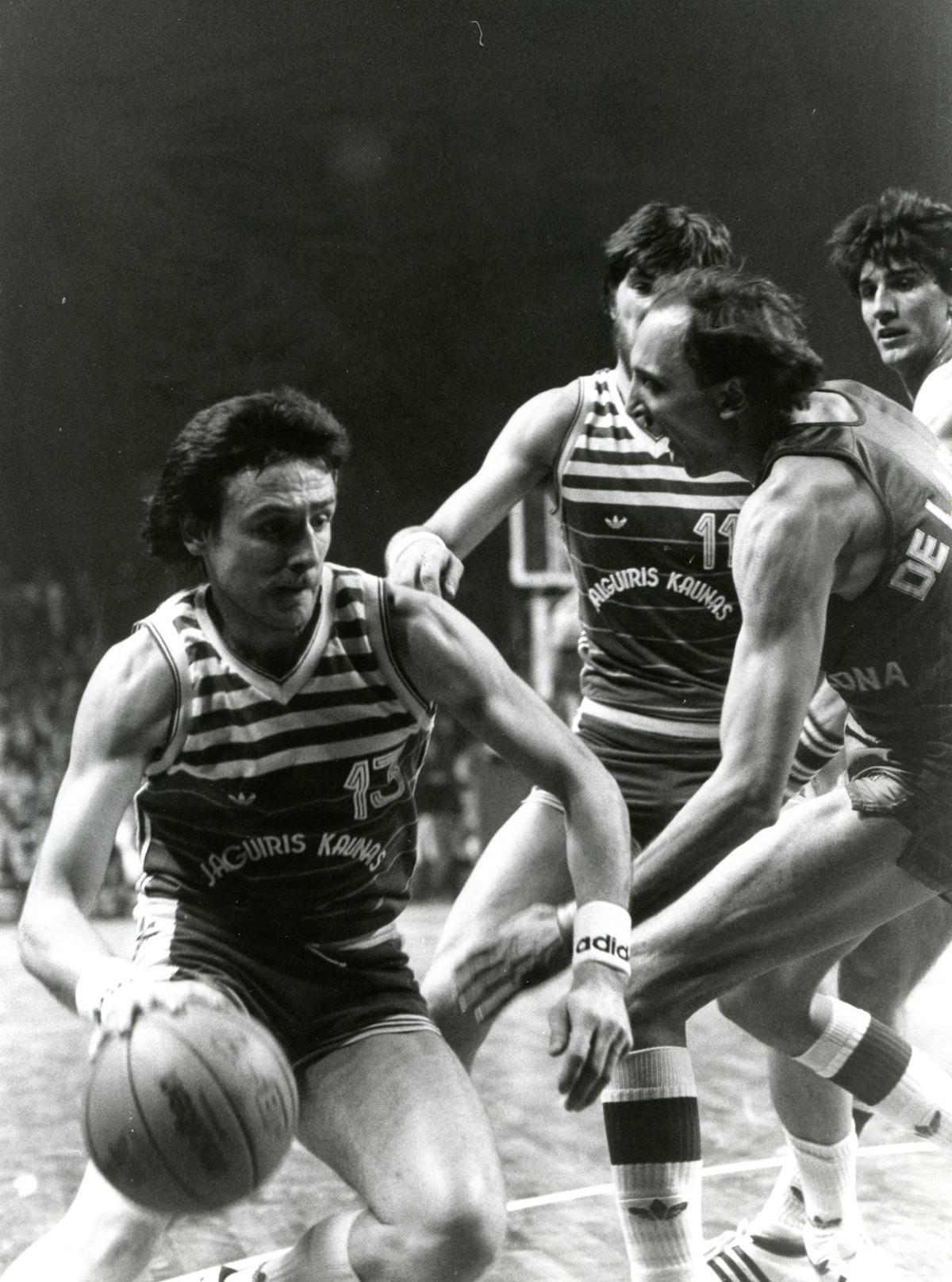 De la Cruz defiende a Homicius, con Sabonis y Epi detrás, en la final de la Recopa ganada por el Barça al Zalgiris en Grenoble (1985).