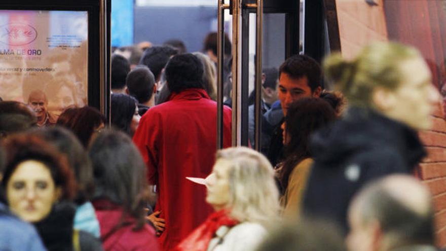 Ajetreo en unos cines madrileños por la Fiesta del Cine.