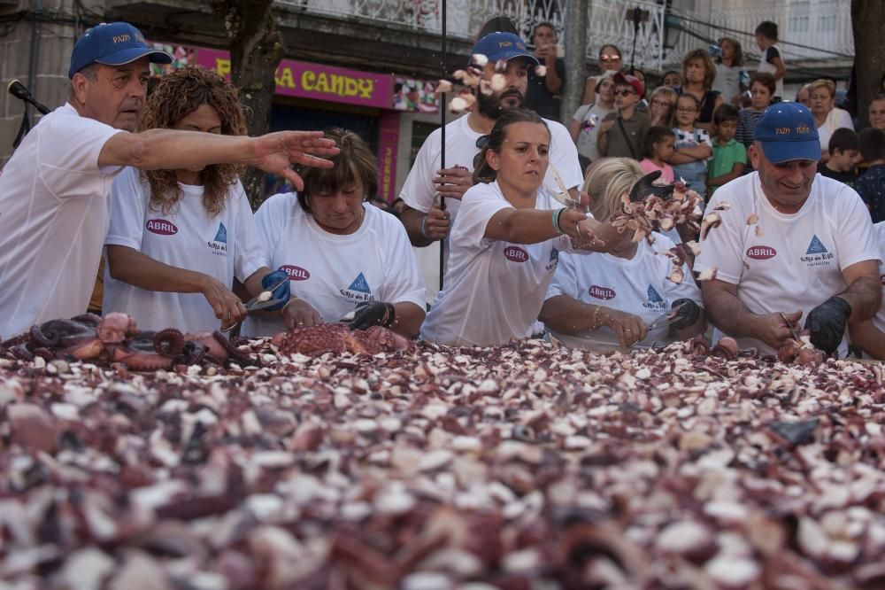 Fiesta por todo lo alto en O Carballiño donde este marte en la Festa do Pulpo batían el récord al picar 450 kilos de pulpo en 10 minutos y 8 segundos, 50 kilos por encima del objetivo marcado