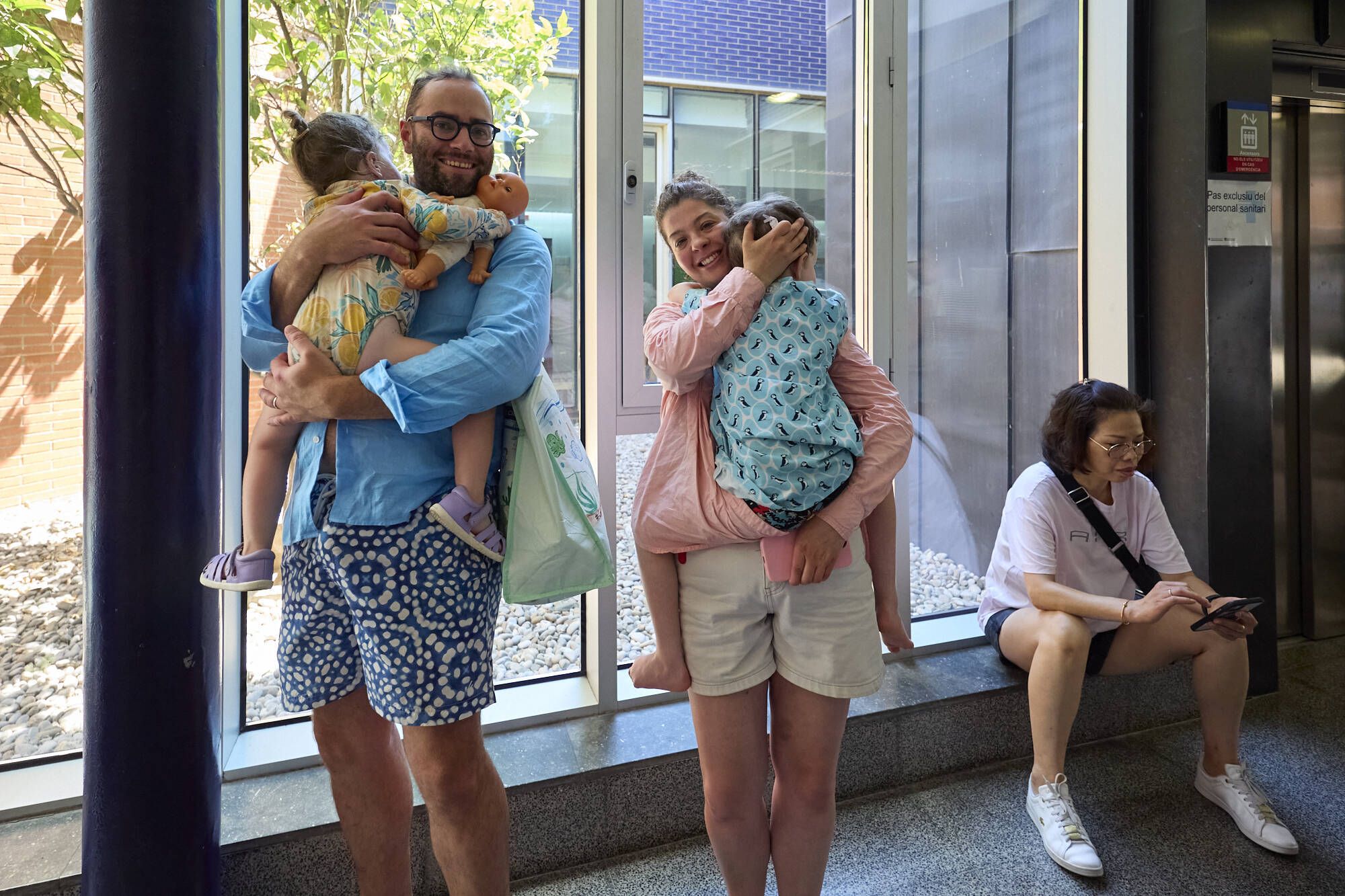 Una familia australiana acude al CAP de Roses porque el hijo pequeño ha sido picado por un erizo de mar.