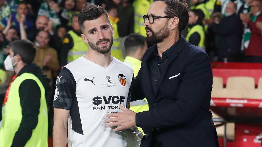 Bordalás abraza a José Luis Gayà después de perder la final de Copa