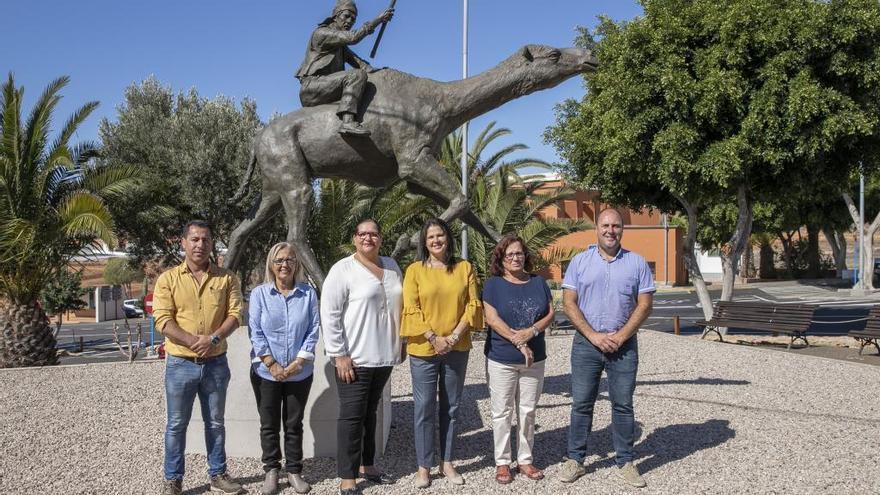 Jorge Ávila (Gana), Pilar Rodrígurez (NC), Candelaria Umpiérrez (CC), Esther Hernández (PP), Rita Díaz (PSOE) y Sergio Lloret (AMF) ante la escultura del camello, en Tuineje.