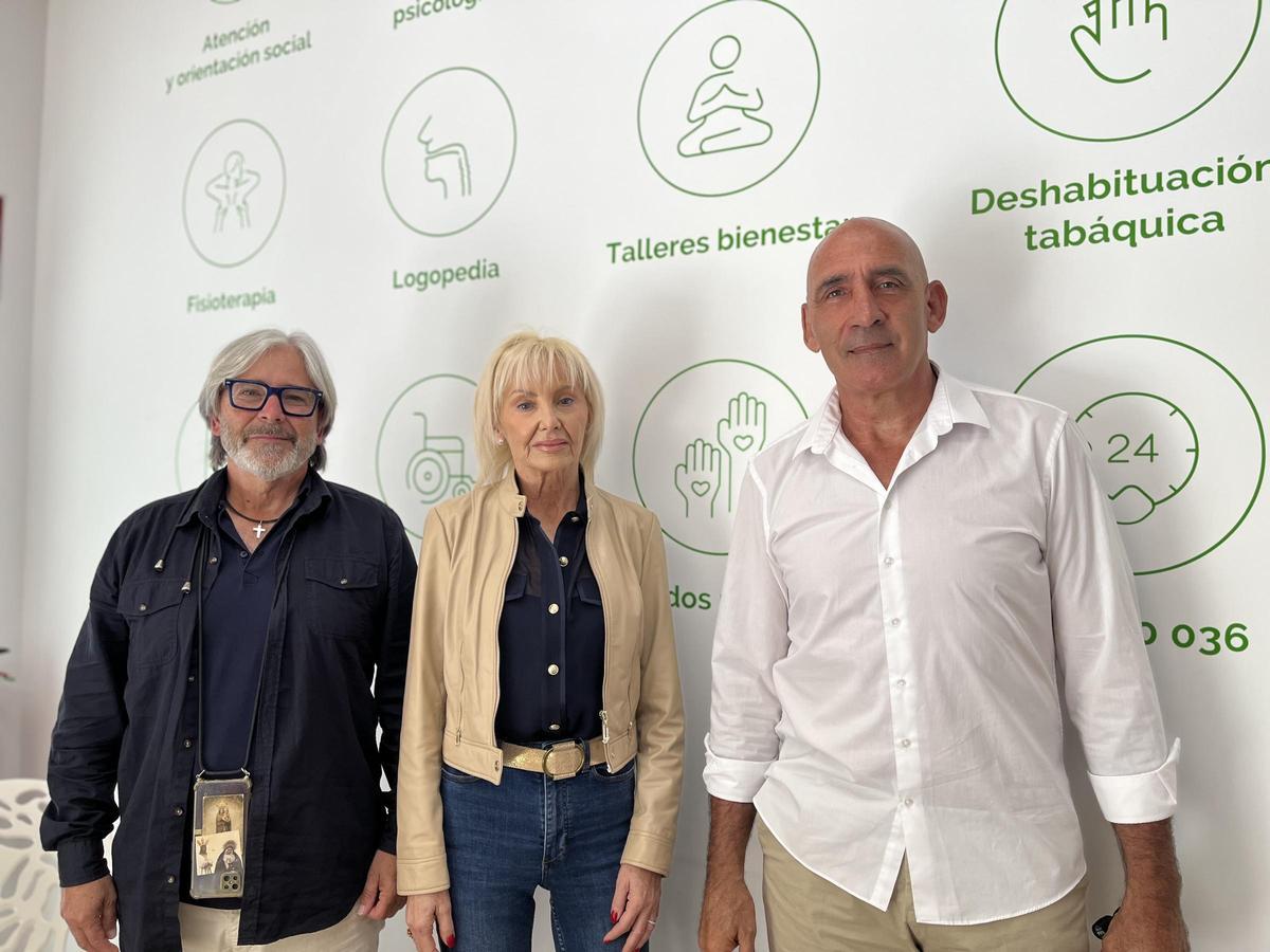 De izq. a dcha. Manuel, Enrique y María Victoria en la sede de la AECC en Málaga.