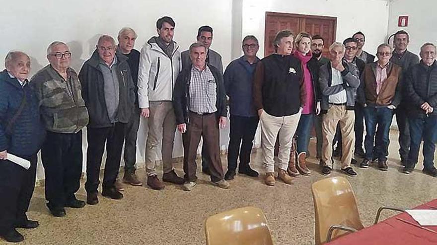 Tomeu Torres junto a representantes de entidades agrarias y miembros de la asociaciÃ³n.