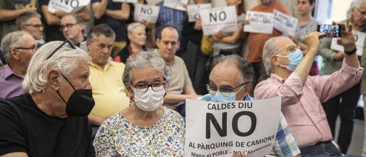 Part dels veïns que van assistir dilluns al Ple per frenar la construcció d’un aparcament de camions. | DAVID APARICIO