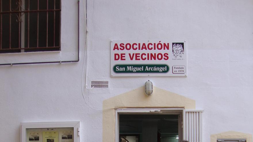 Help Vega Baja dona 538 litros de leche al banco de alimentos de la Asociación de Vecinos