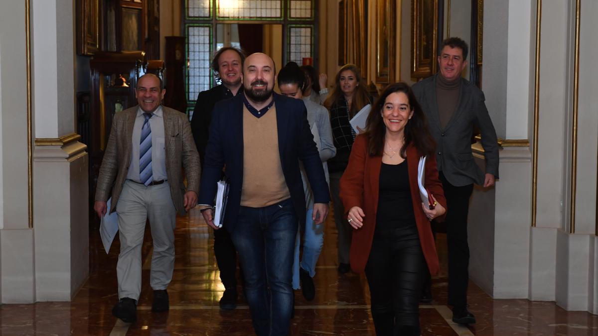 El grupo del Gobierno local entra en el pleno de hoy.