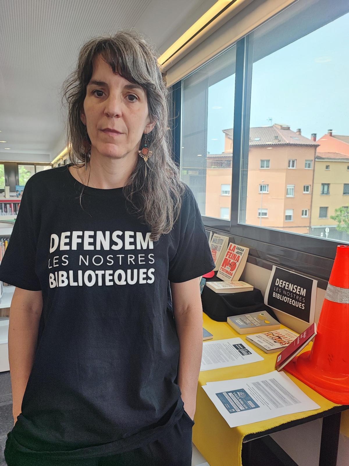 Núria Sorribes, de la biblioteca de l'Ateneu Les Bases, de Manresa, amb la samarreta reivindicativa