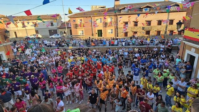 Peñas durante el chupinazo de las fiestas de Santa Cristina de 2024. | P. ORDIZ (ARCHIVO)
