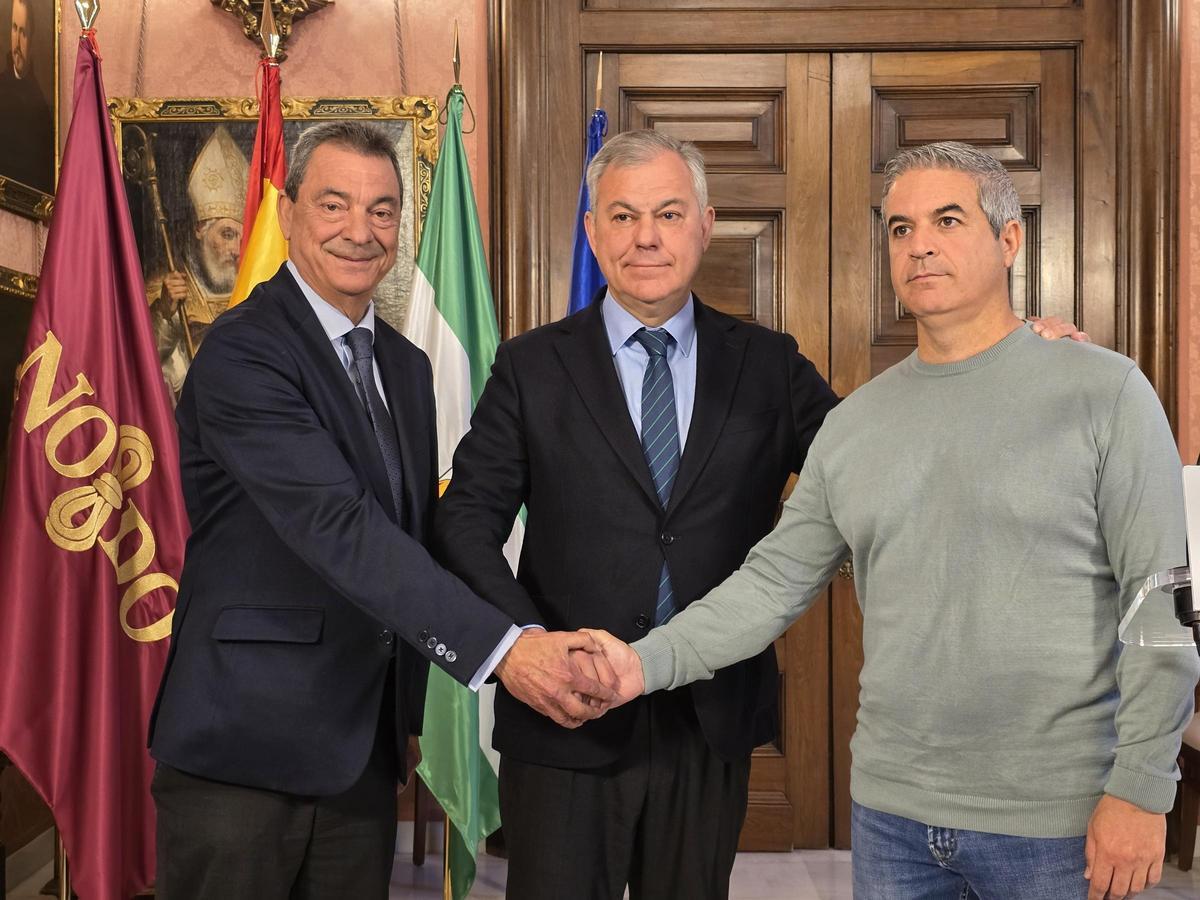 De izquierda a derecha: el delegado de Recursos Humanos, Ignacio Flores; el alcalde de Sevilla, José Luis Sanz, y el presidente del comité de empresa, Jorge Menacho.