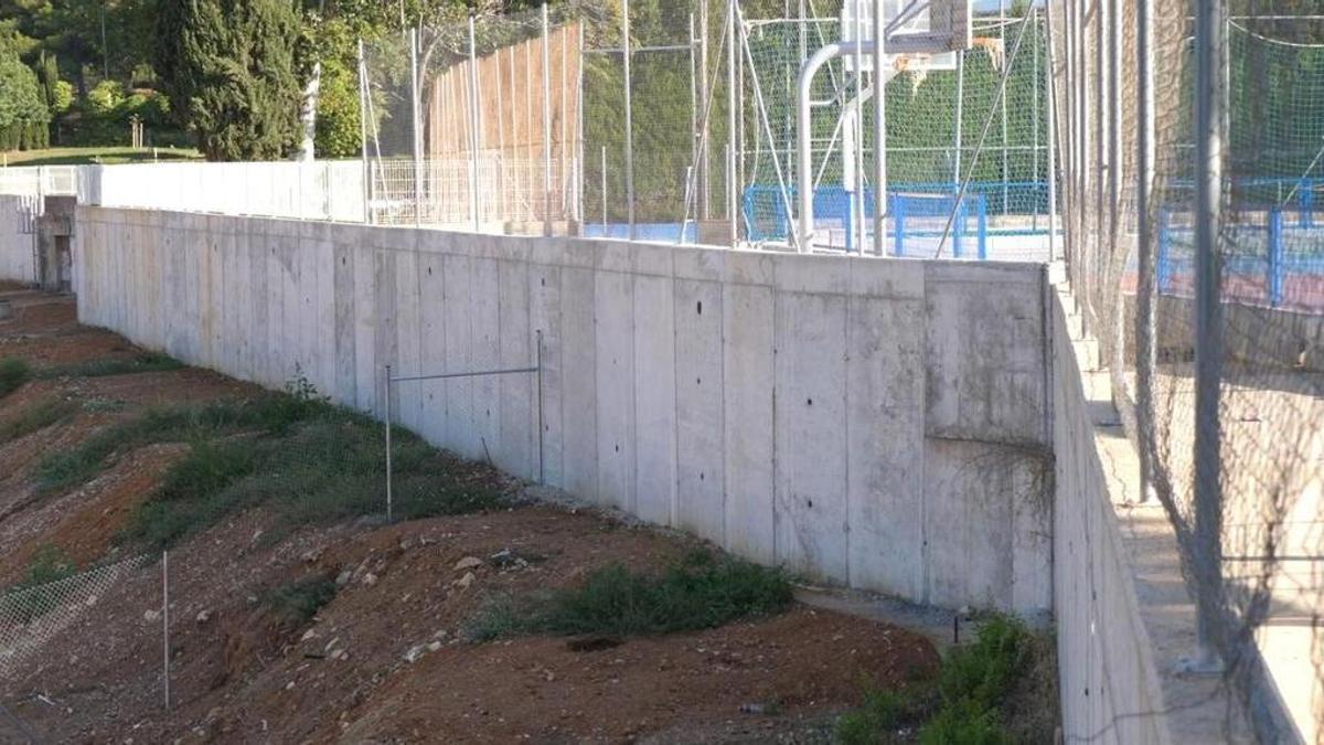 Chiva blinda el entorno del polideportivo contra futuras inundaciones con la finalización de las obras tras la dana.