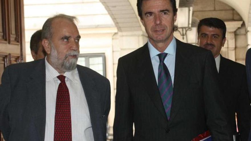 Antonio Erias, portavoz de energía del PP, y el ministro de Industria, José Manuel Soria, ayer, antes de comparecer.