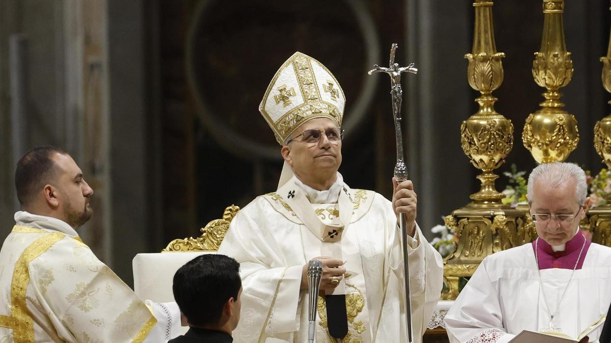 León XIV bautiza a diez adultos en su primera Vigilia Pascual como papa