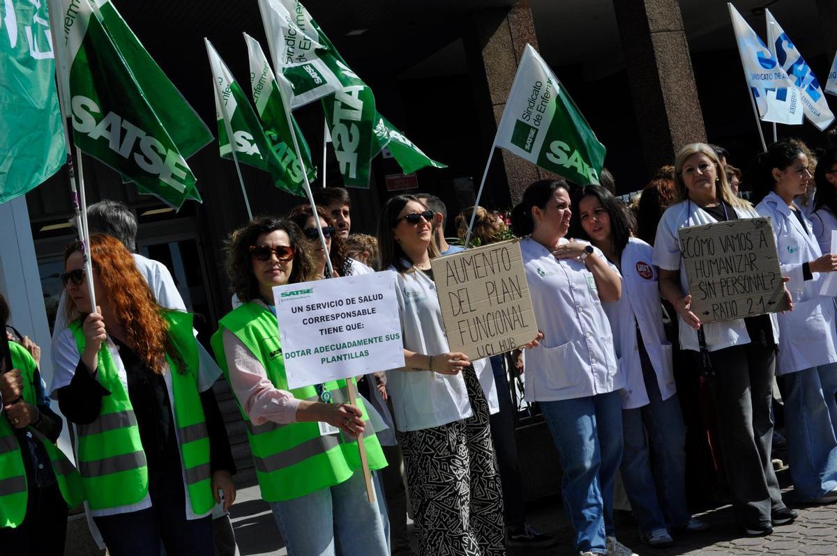 Personal sanitario del Hospital Universitario participa en la movilización.