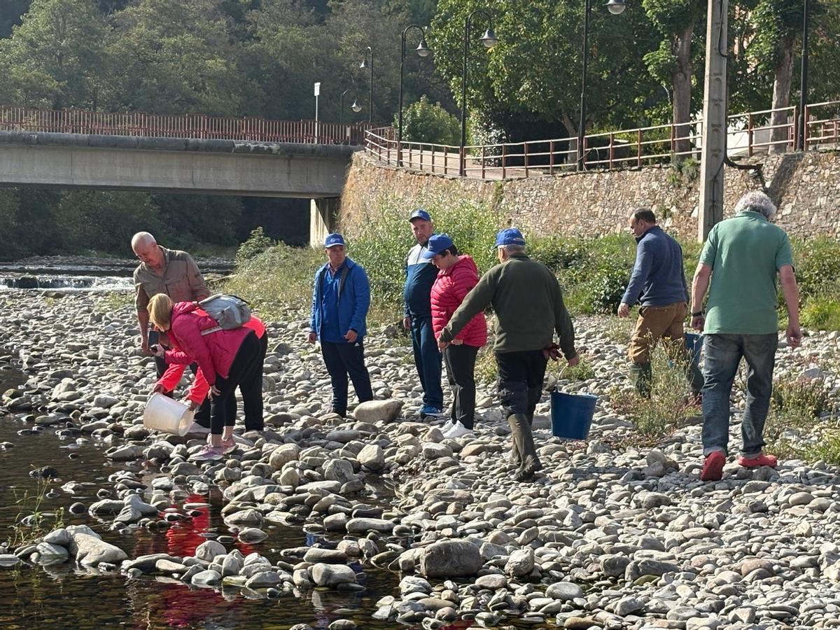 Participantes en la suelta de alevines.