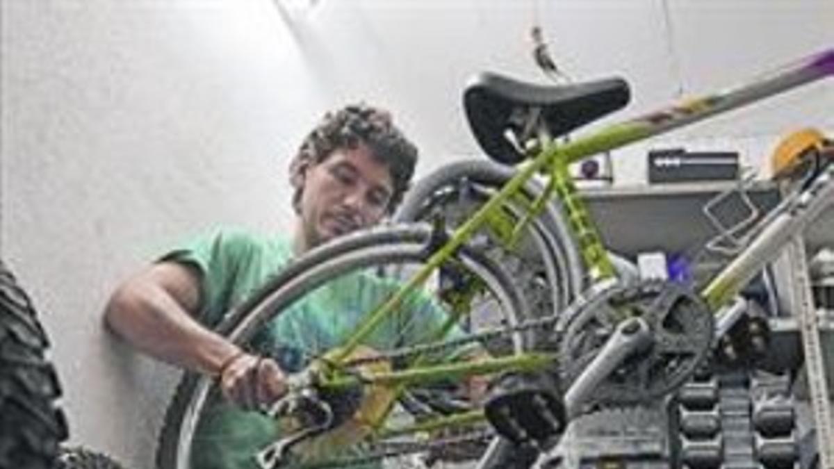 El Taller 8 Aquí la Associació DobleGiro arregla bicicletas donadas.