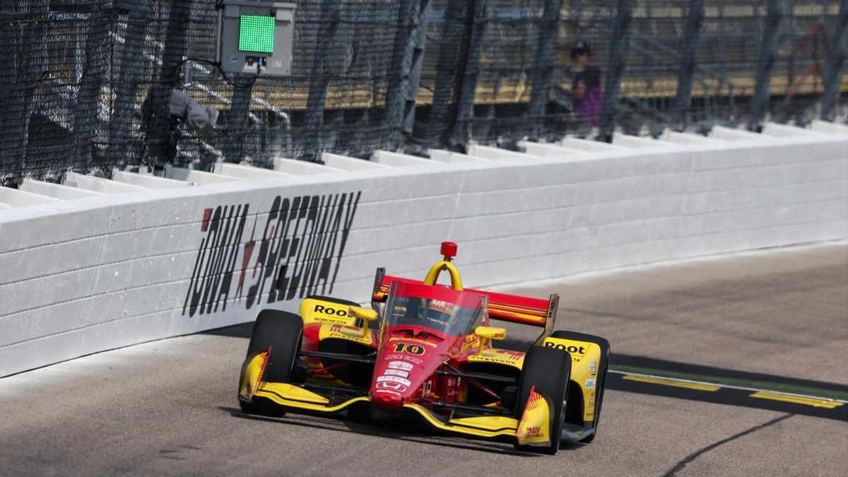 Álex Palou rodando en el oval de Iowa