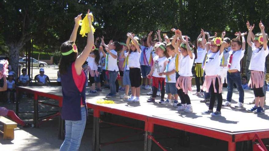Escolares del colegio Virgen del Canto ofrecen una actuación de baile.