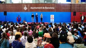 El alcalde de Barcelona, Jaume Collboni, pide a los niños y niñas que escriban el Pregón de la Infancia.