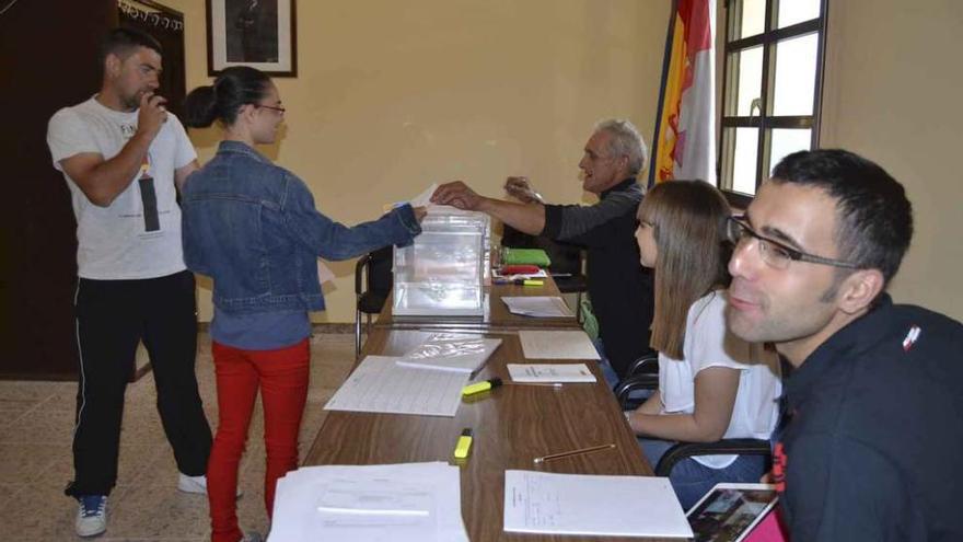 Desarrollo de la votaciones en la mesa de Pías.