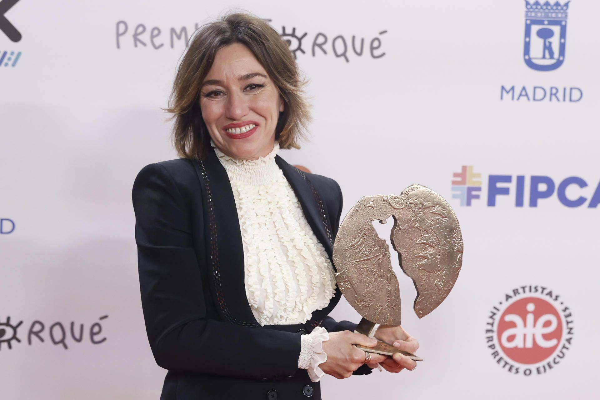 La actriz Lola Dueñas posa con el premio a ´Mejor interpretación femenina de una serie´ por su trabajo en ´La Mesias´.