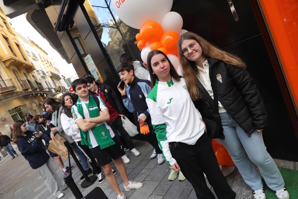 La firma de autógrafos de Iker Álvarez y Mikel Goti, en imágenes