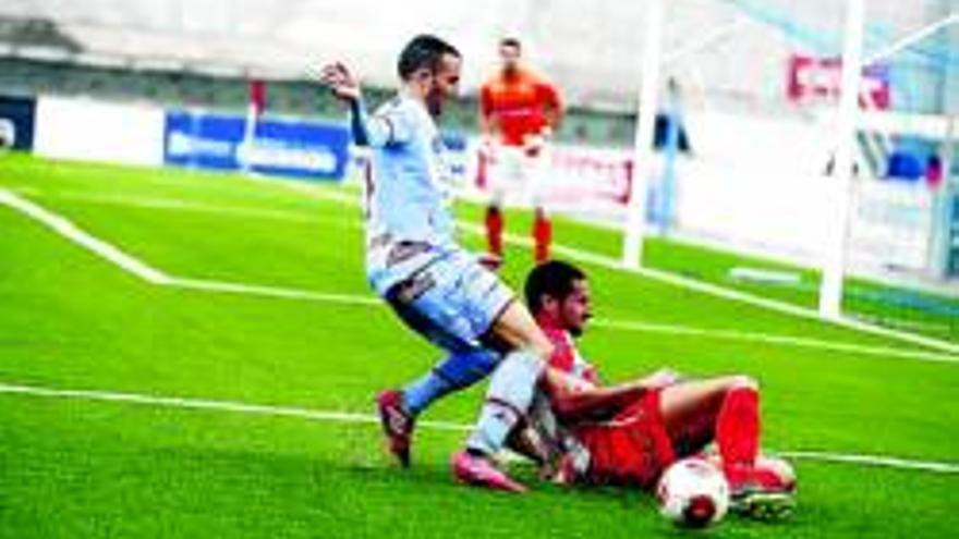 La &#039;vieja guardia&#039; consigue los tres puntos para el Lucena CF frente al Algeciras (2-1)